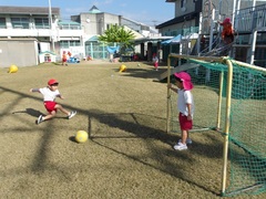 ボールで遊ぶ幼児の写真
