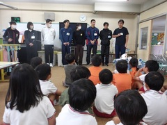 保育参画をする教師の写真