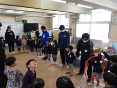 保育参画をする教師の写真