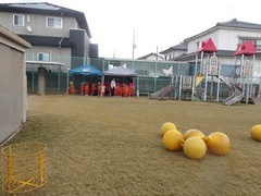 園庭で遊ぶ幼児の写真