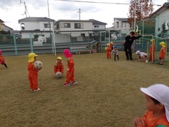 園庭で遊ぶ幼児の写真