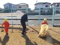 葉っぱを集める幼児の写真