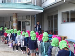音楽会の壮行会に参加する幼児の写真