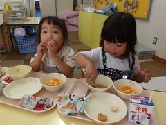 給食を食べる幼児の写真