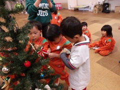 ツリーを飾る幼児の写真