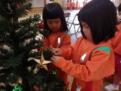 ツリーを飾る幼児の写真