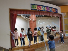 劇ごっこをする幼児の写真