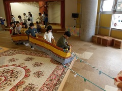 劇ごっこをする幼児の写真