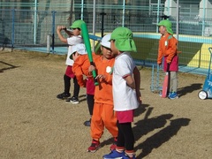 野球遊びをする幼児の写真