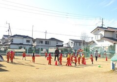 野球遊びをする幼児の写真