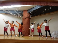 劇をしている幼児の写真