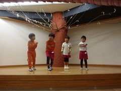 劇をしている幼児の写真