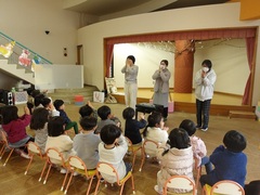 しいの実の読み聞かせの写真