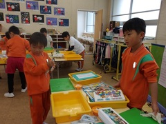 片付けをする幼児の写真