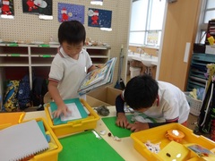 片付けをする幼児の写真