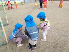 サッカーごっこをする幼児の写真