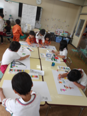 絵を描く幼児の写真
