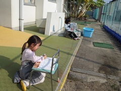 絵を描く幼児の写真