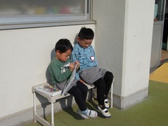 絵を描く幼児の写真