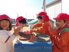 砂場で遊ぶ幼児の写真