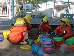 砂場で遊ぶ幼児の写真