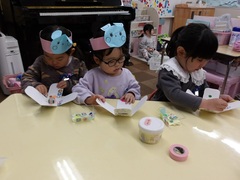コマで遊ぶ幼児の写真