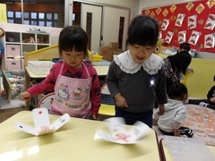 コマで遊ぶ幼児の写真