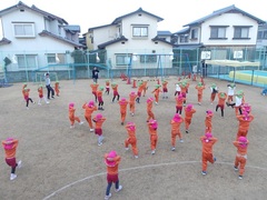 マラソンをしている幼児の写真