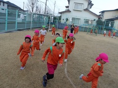 マラソンをしている幼児の写真