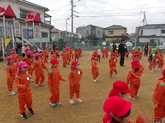 マラソンをする幼児の写真
