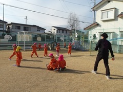 野球ごっこをしている写真