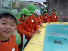 氷を触る幼児の写真