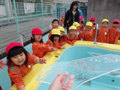 氷を触る幼児の写真