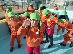 氷で遊ぶ幼児の写真