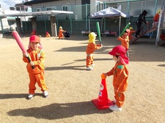野球遊びをする幼児の写真