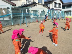 野球遊びをする幼児の写真