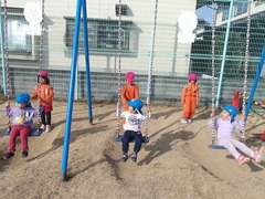 ブランコに乗る幼児の写真