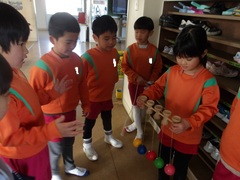 けん玉で遊ぶ幼児の写真