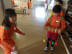 けん玉で遊ぶ幼児の写真