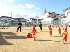 南園庭で遊ぶ幼児の写真