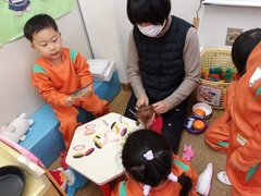 絵合わせカードをする幼児の写真