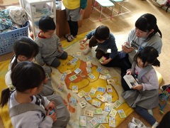 カルタで遊ぶ幼児の写真