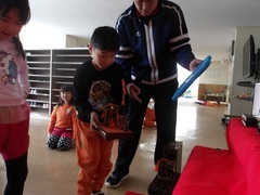 雛人形を飾る幼児の写真