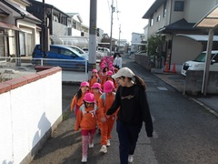 園外を歩く幼児の写真