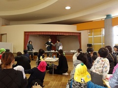 手作りおもちゃを作る幼児の写真