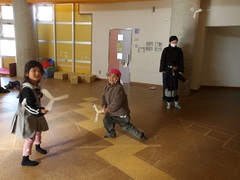 手作りおもちゃを作る幼児の写真