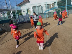 マラソンをする幼児の写真