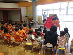 雛人形を飾る写真