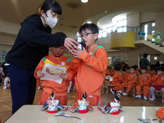 雛人形を飾る写真