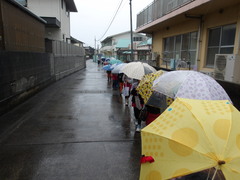 保育園との交流にいく幼児の写真